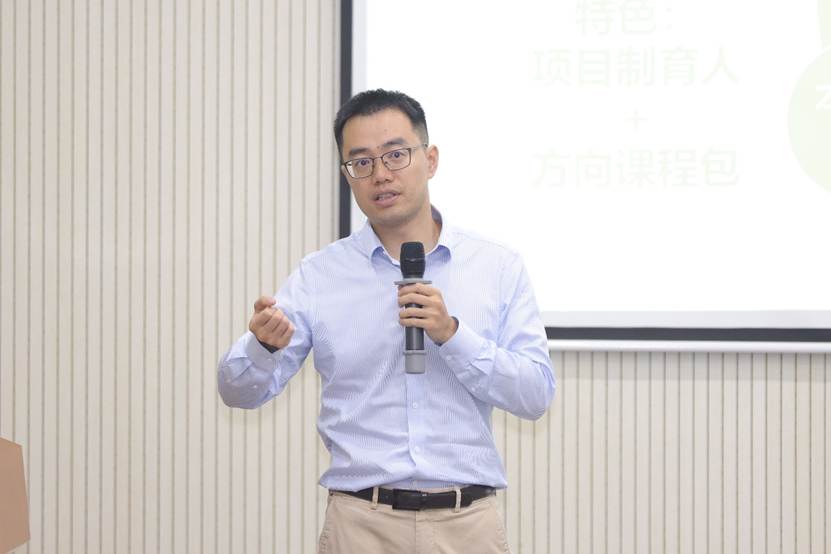 人拿着手机 AI 生成的内容可能不正确。 人拿着手机 AI 生成的内容可能不正确。
